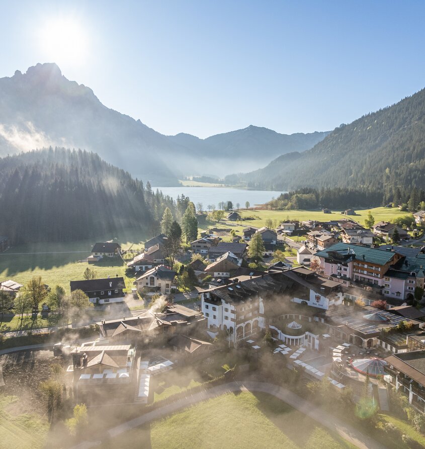 Drohnenaufnahme: Hotel Tyrol am Haldensee im Nebel