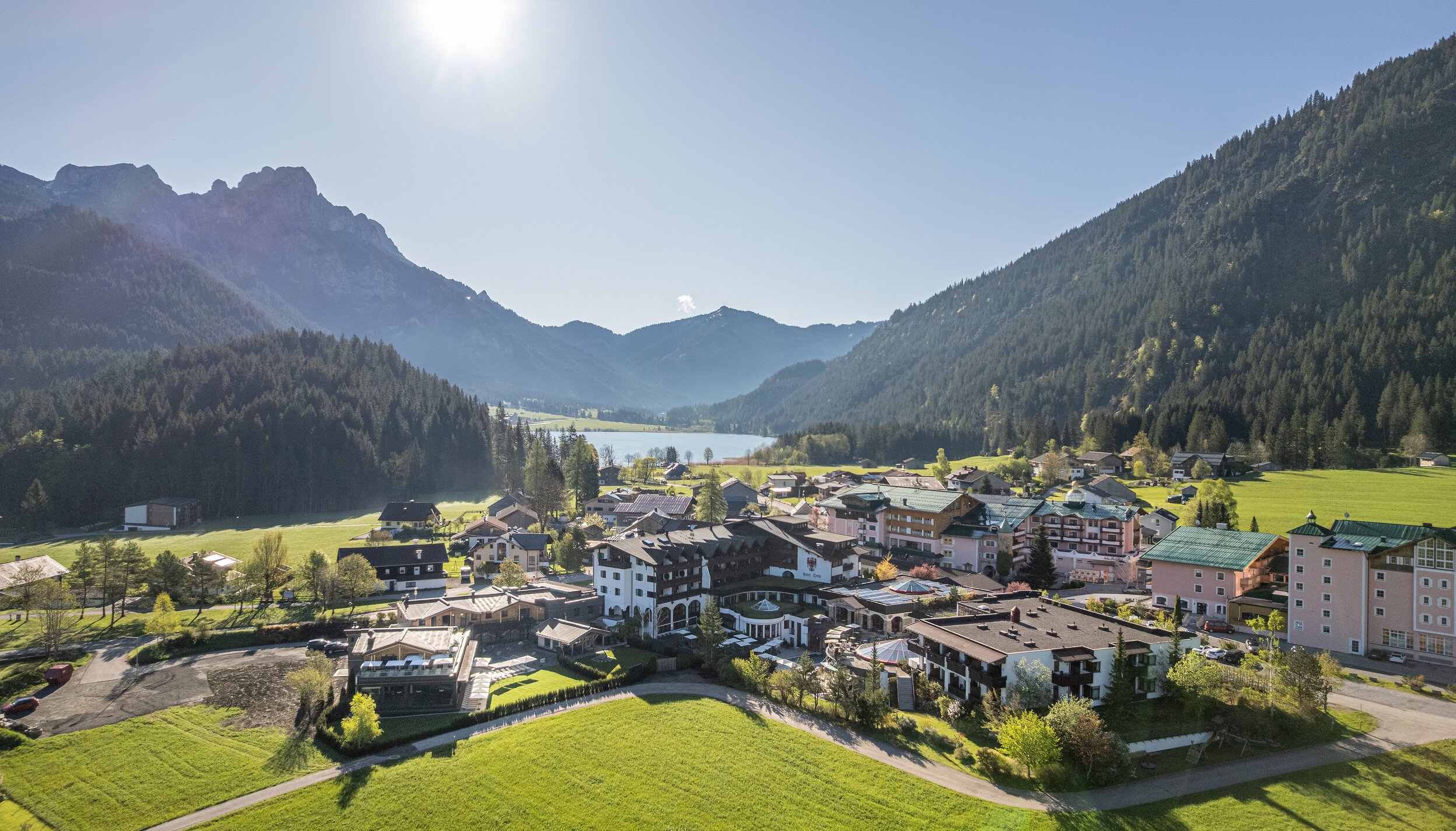 Hotel Tyrol am Haldensee, Luftaufnahme mit Bergen