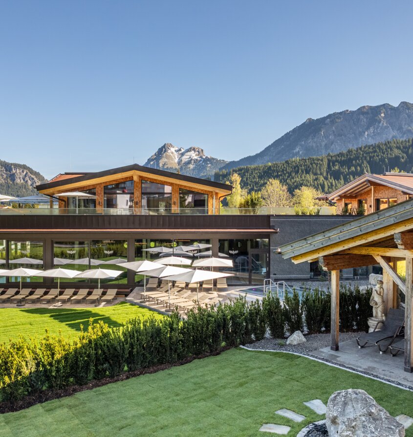 Hotel Tyrol am Haldensee mit Bergen im Hintergrund