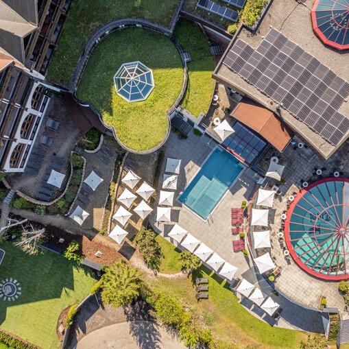 Hotel Tyrol am Haldensee, Draufsicht mit Pool und Garten
