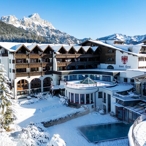 Hotel Tyrol am Haldensee im Winter mit schneebedeckten Bergen