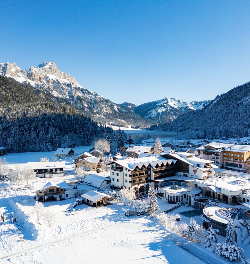 Hotel Tyrol am Haldensee im Winter mit Schnee und Bergen