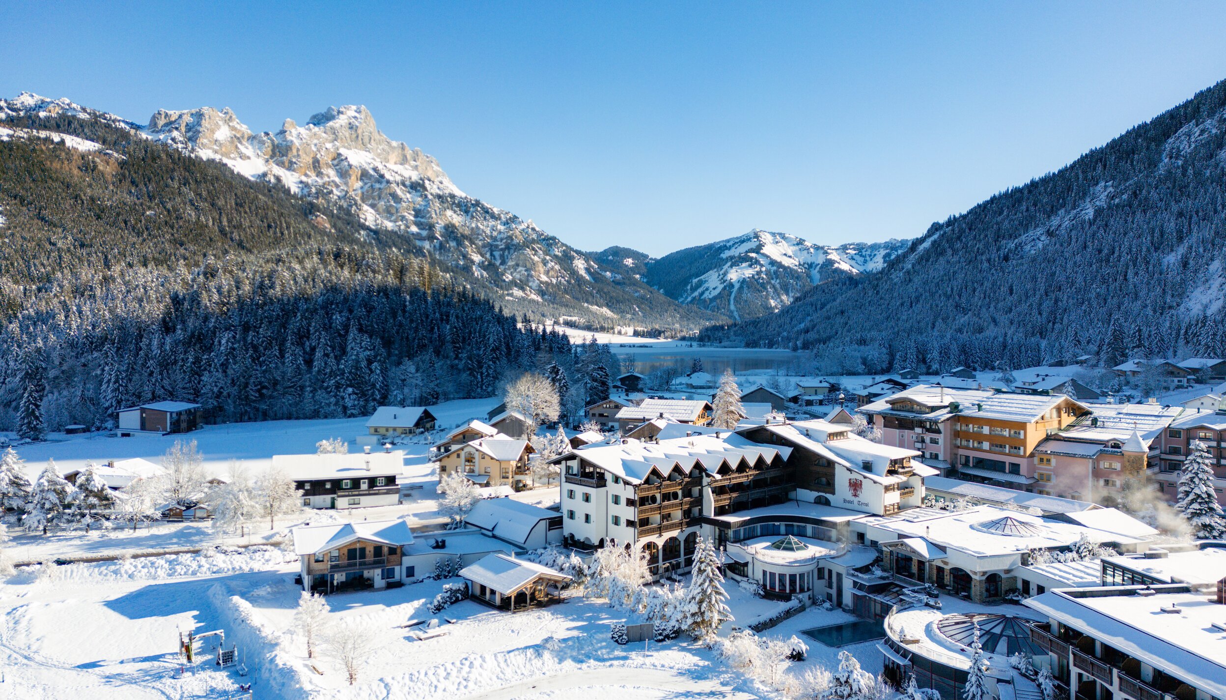 Hotel Tyrol am Haldensee im Winter mit Schnee und Bergen