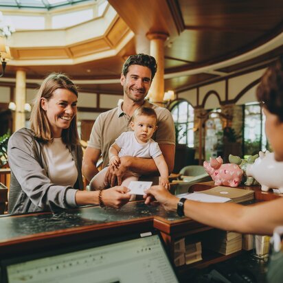 Familie checkt im Hotel Tyrol am Haldensee ein