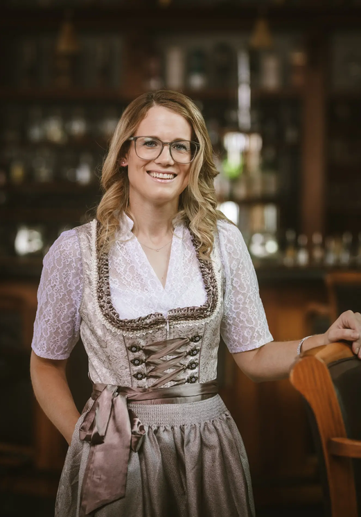 Frau im Dirndl lächelt, Hotel Tyrol am Haldensee