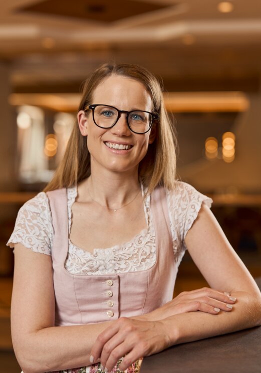 Frau im Dirndl lächelt, Hotel Tyrol am Haldensee