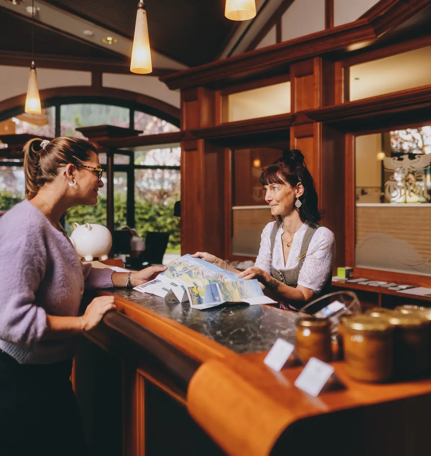 Hotelrezeptionistin gibt Gastkarte
