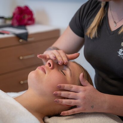 Frau erhält Gesichtsmassage im Hotel Tyrol am Haldensee