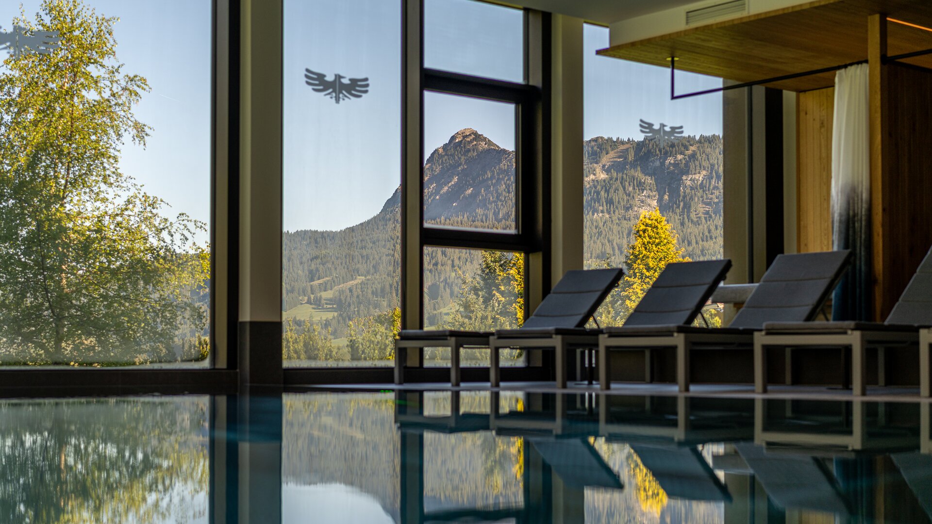 Schwimmbad im Hotel Tyrol mit Blick auf die Berge