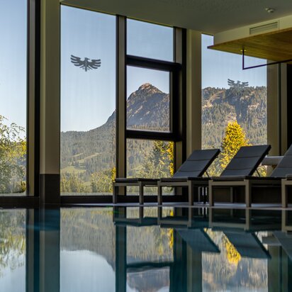 Schwimmbad im Hotel Tyrol mit Blick auf die Berge