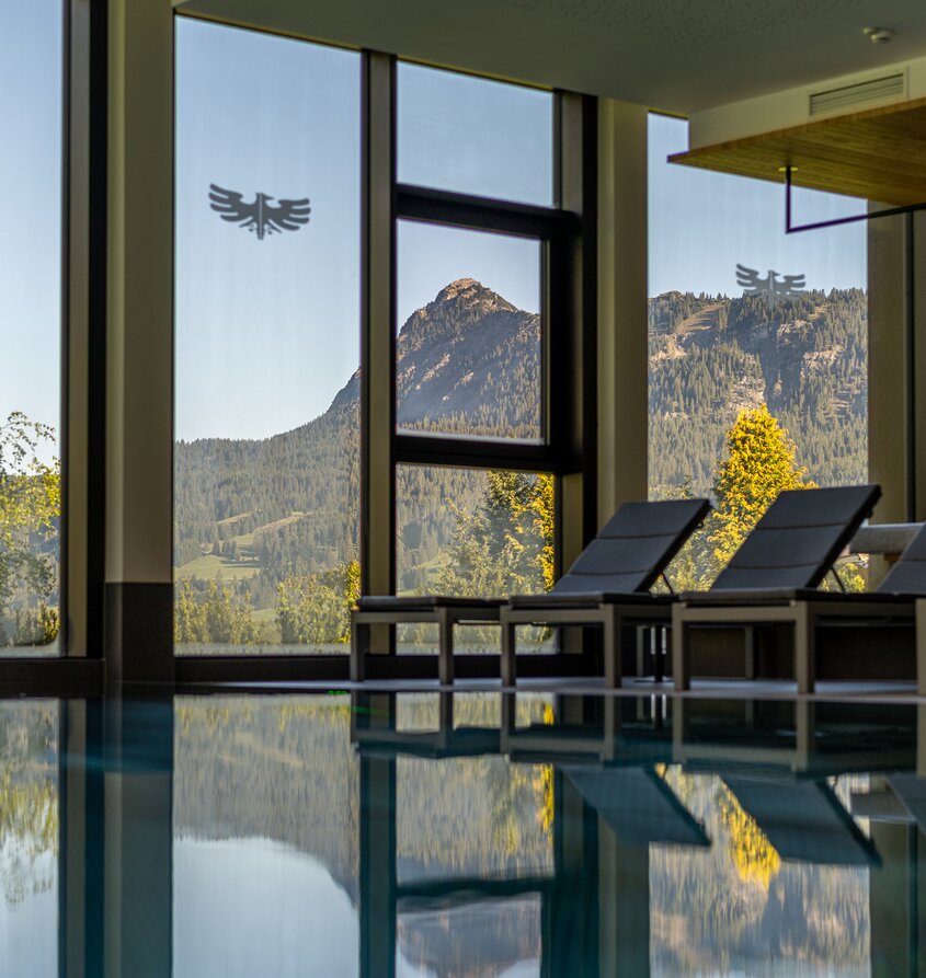 Schwimmbad im Hotel Tyrol mit Blick auf die Berge