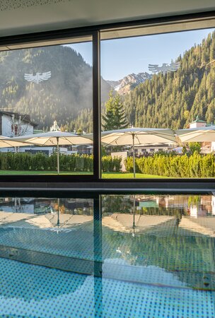 Hotel Tyrol: Innenpool mit Blick auf Berge