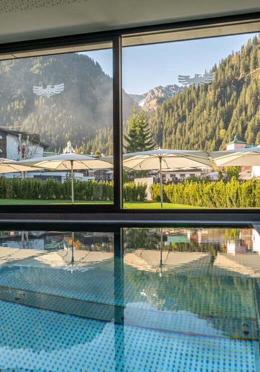 Hotel Tyrol: Innenpool mit Blick auf Berge