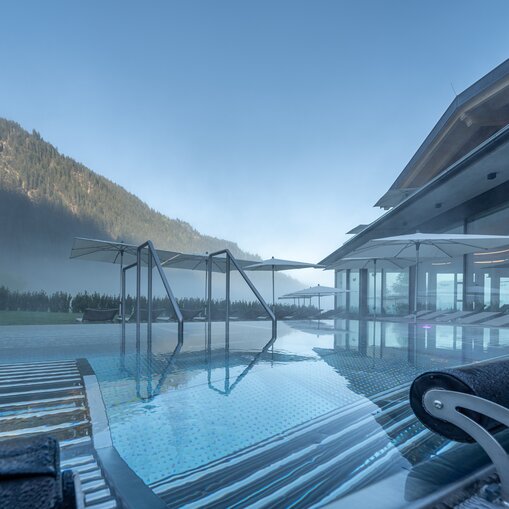 Hotel Tyrol: Außenwhirlpool mit Bergblick am Haldensee