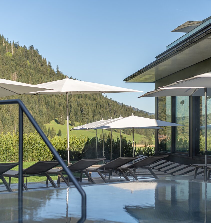 Hotel Tyrol: Whirlpool with loungers and mountain views