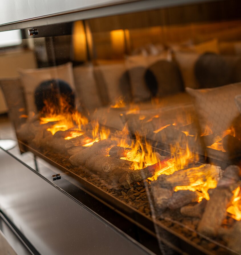 Kaminfeuer im Ruheraum Hotel Tyrol am Haldensee