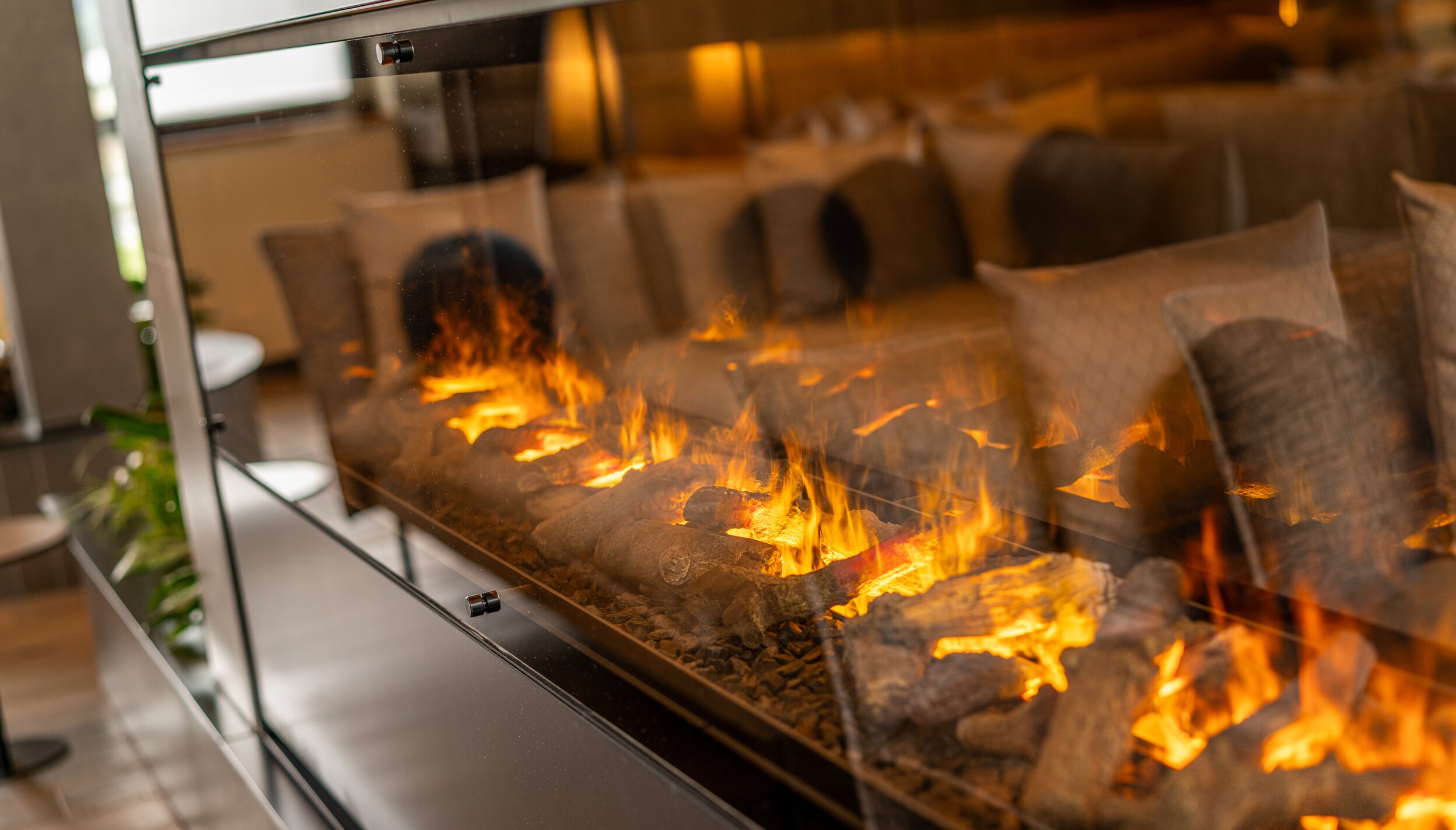 Kaminfeuer im Ruheraum Hotel Tyrol am Haldensee