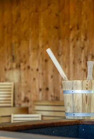 Aussensauna im Hotel Tyrol am Haldensee mit Holzeimer