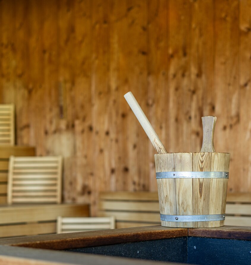 Aussensauna im Hotel Tyrol am Haldensee mit Holzeimer