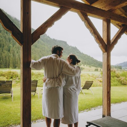 Paar in Bademänteln, Hotel Tyrol am Haldensee, Wellness