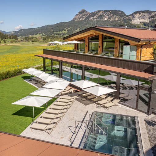 Hotel Tyrol am Haldensee: Außenbereich mit Pool, Liegen und Sonnenschirmen