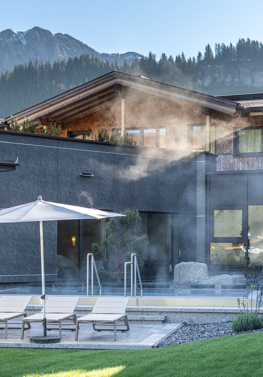 Hotel Tyrol: Whirlpool mit Liegen und Bergblick