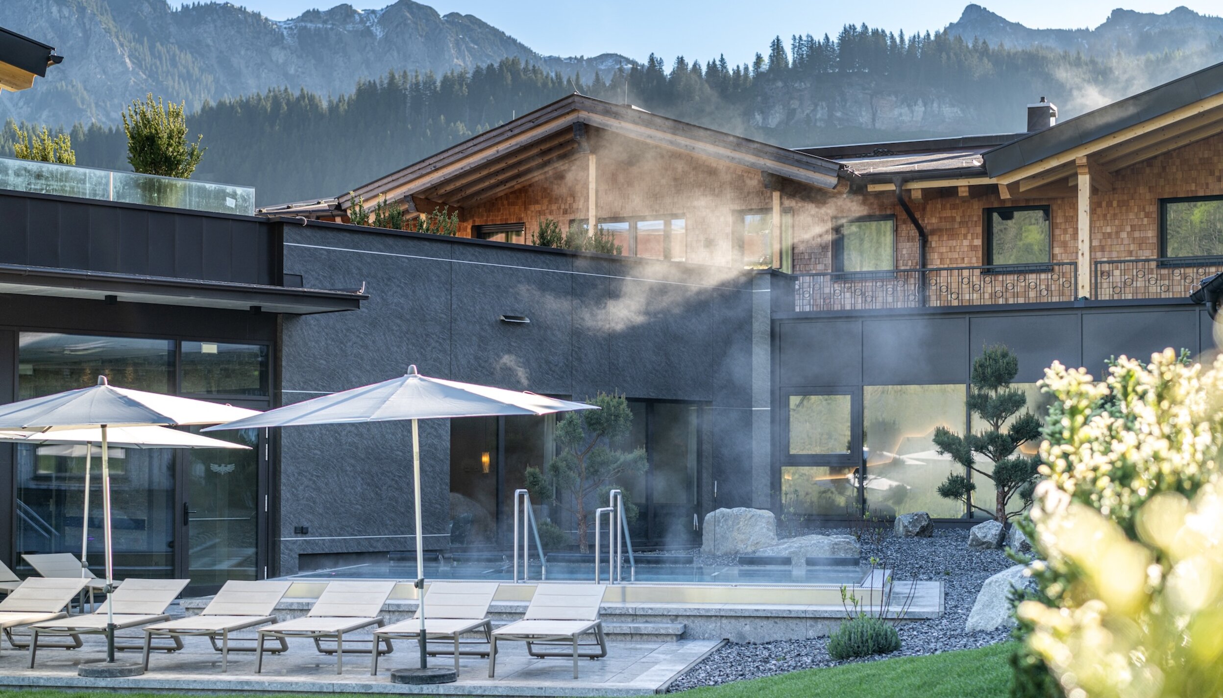 Hotel Tyrol: Whirlpool mit Liegen und Bergblick