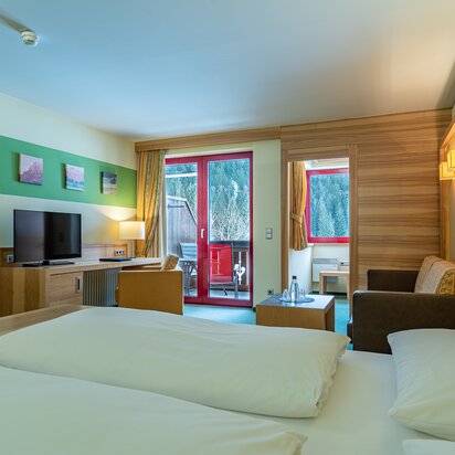 Hotelzimmer mit Doppelbett, Balkon und Bergblick