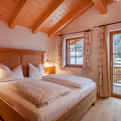 Schlafzimmer im Hotel Tyrol am Haldensee mit Doppelbett