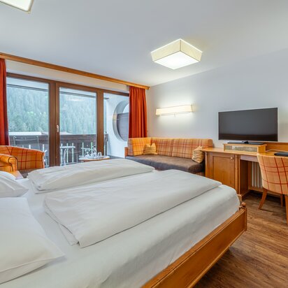 Hotel Tyrol: Zimmer mit Doppelbett, Sofa und Balkon