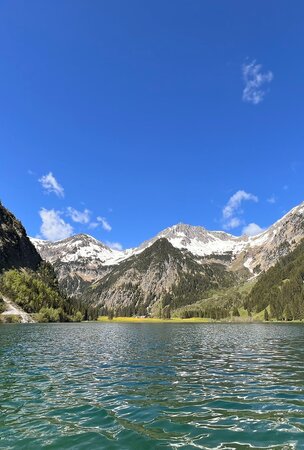 Haldensee mit Bergen im Sommer