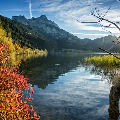 Haldensee mit Bergen und Hotel Tyrol im Sommer