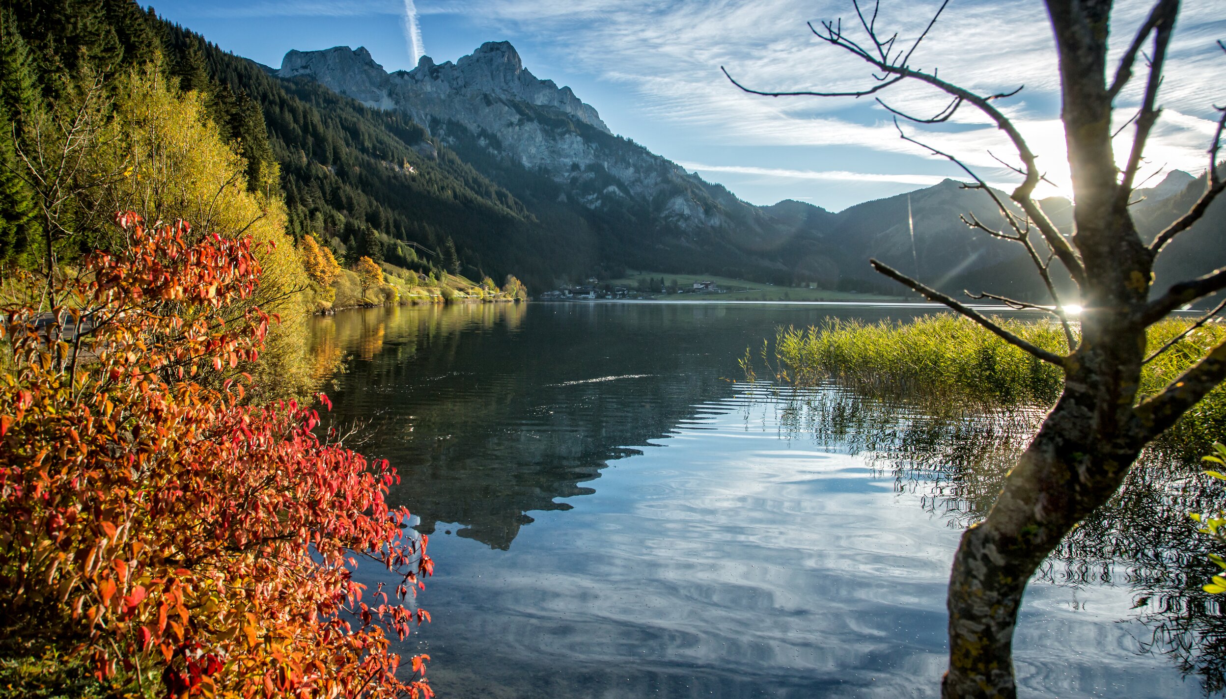 Haldensee mit Bergen und Hotel Tyrol im Sommer