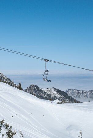 Sessellift über schneebedeckter Berglandschaft
