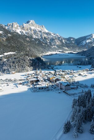 Winterlandschaft mit Hotel Tyrol am Haldensee