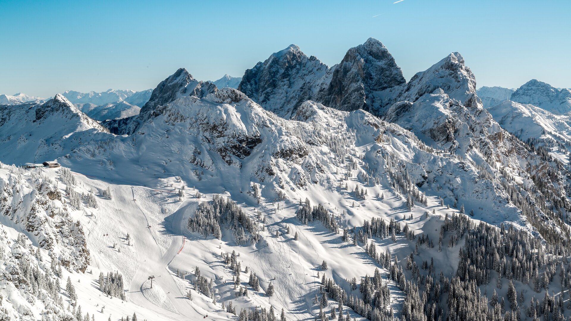Hotel Tyrol am Haldensee vor verschneiten Bergen
