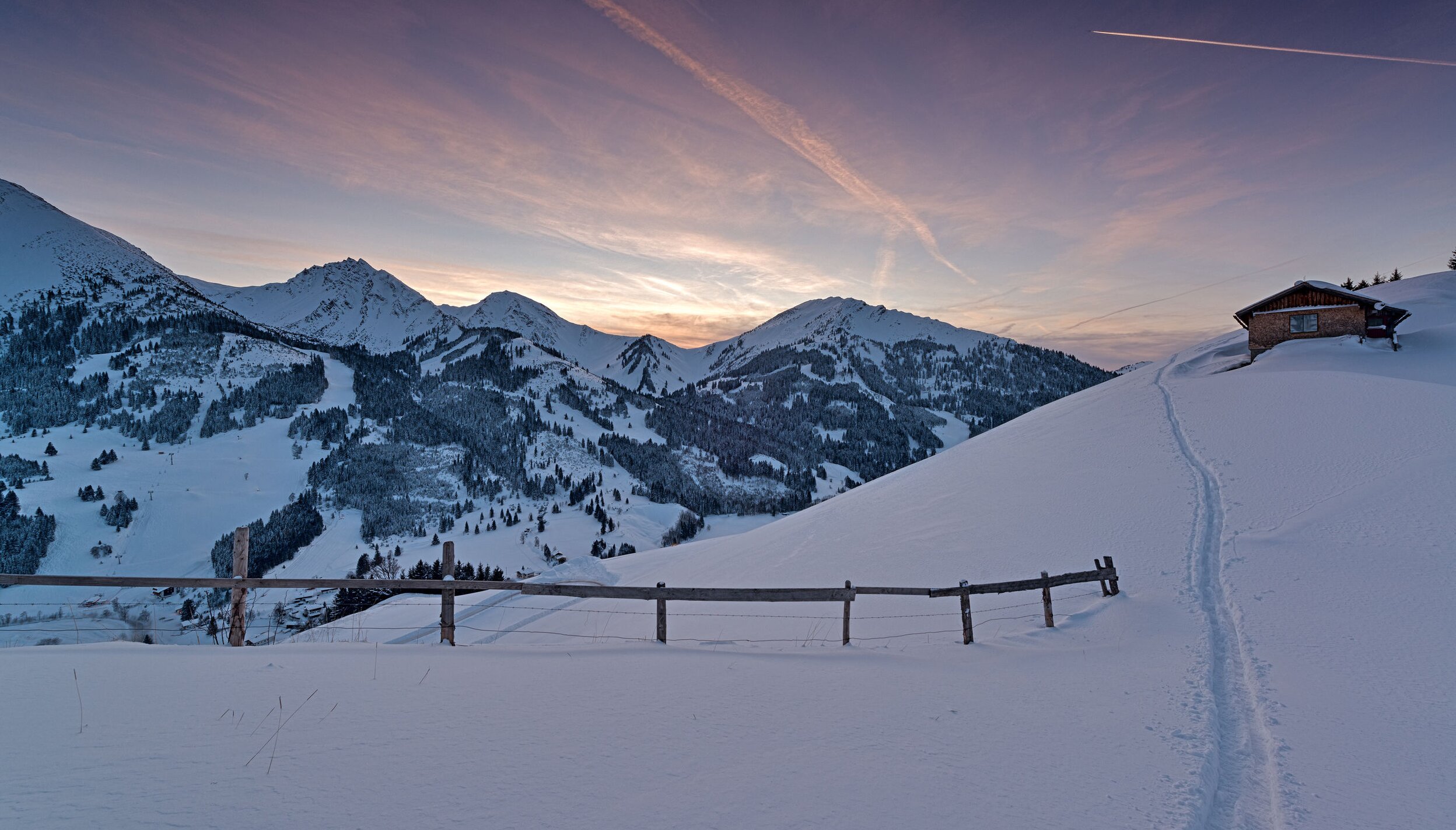 Verschneite Berge im Winter bei Dämmerung