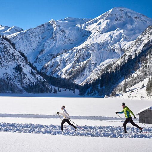 Langlaufen am Haldensee, verschneite Berge im Hintergrund