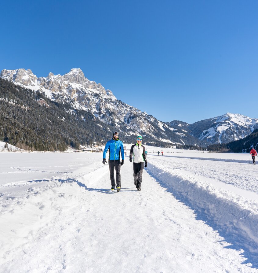 Winterwanderer vor Bergkulisse am Haldensee