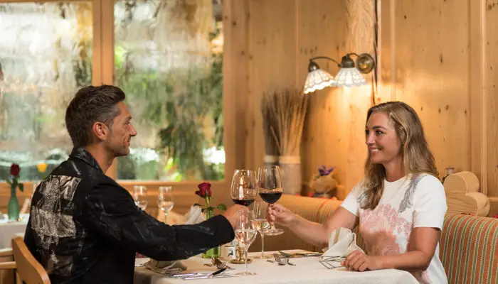 Paar stößt im Restaurant mit Rotwein an
