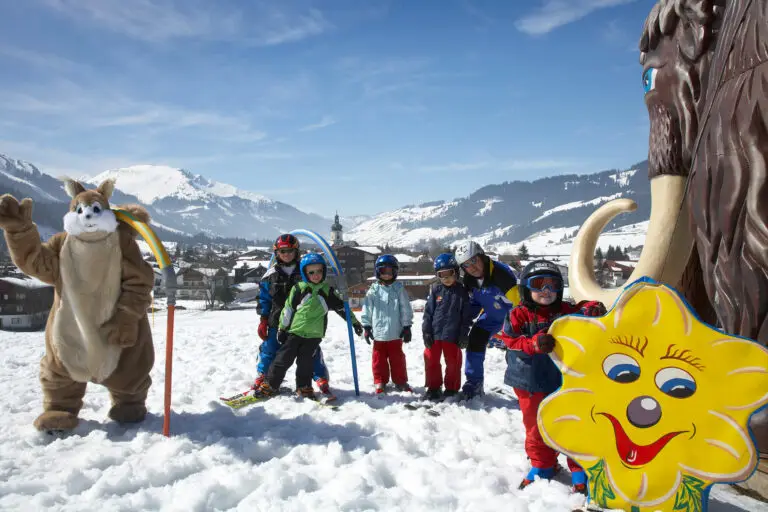Kinder mit Figuren im Schnee